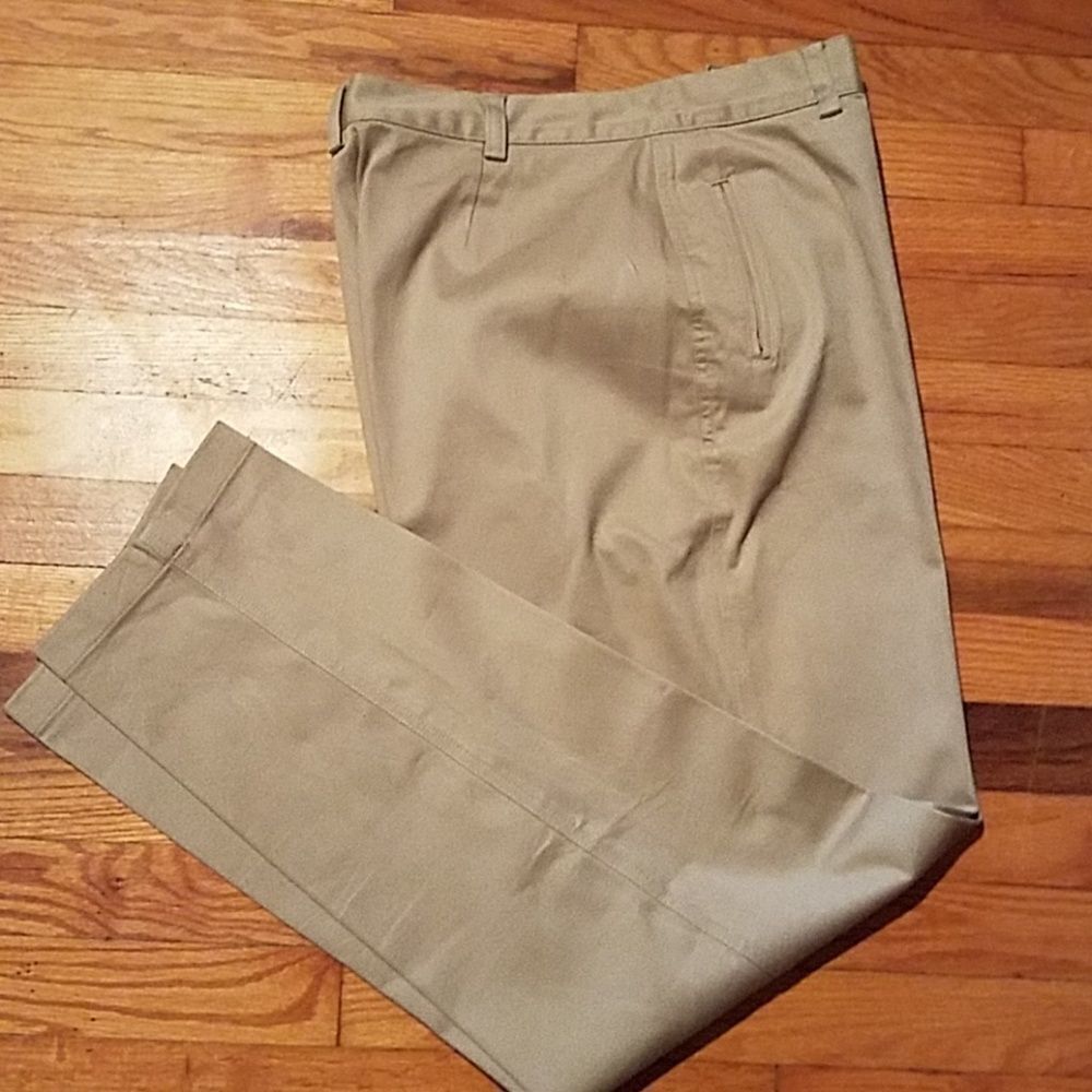Khaki pants‎